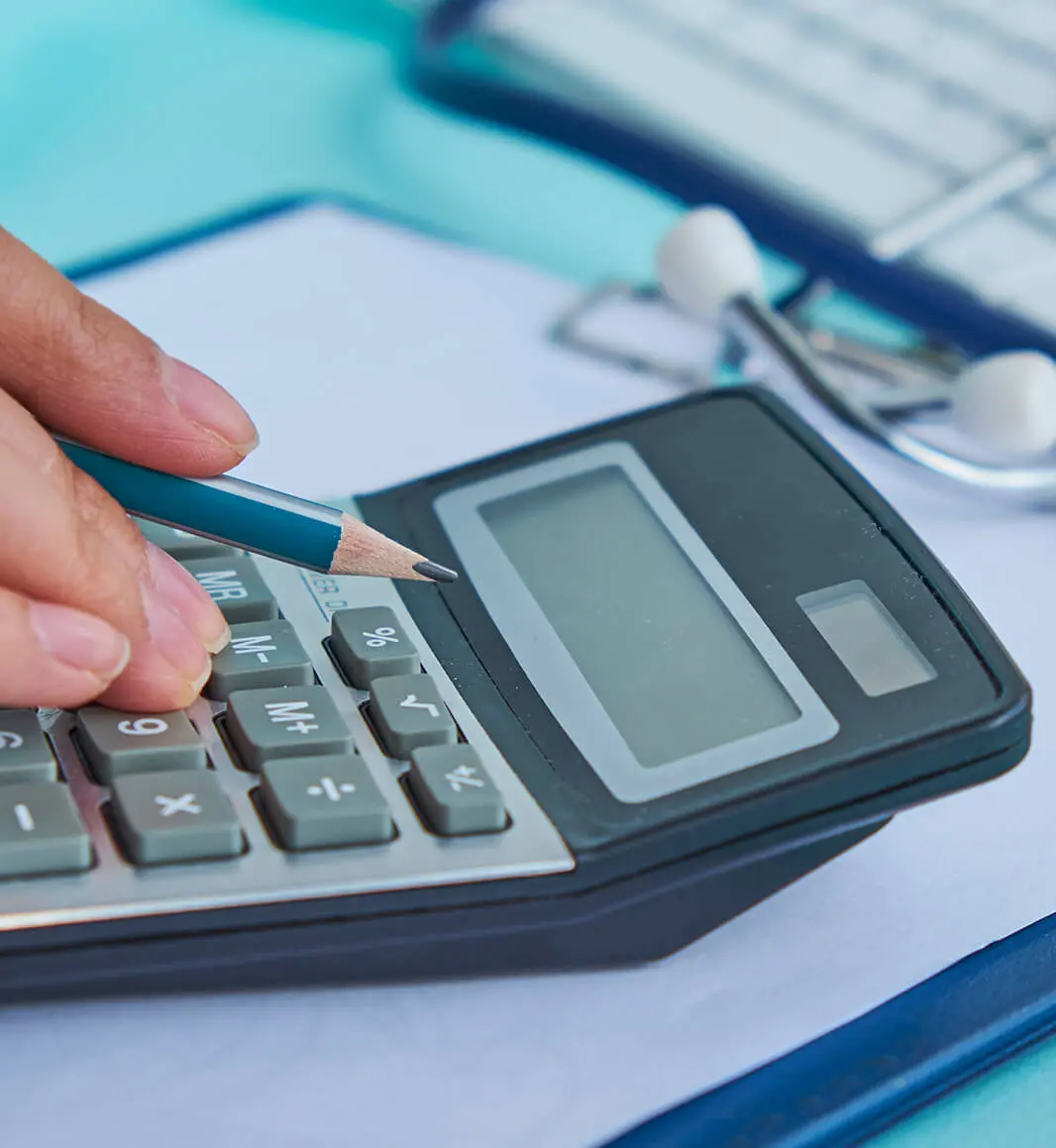 Kalkulation der Kosten für eine Vasektomie mit einem Taschenrechner vom Praxispersonal