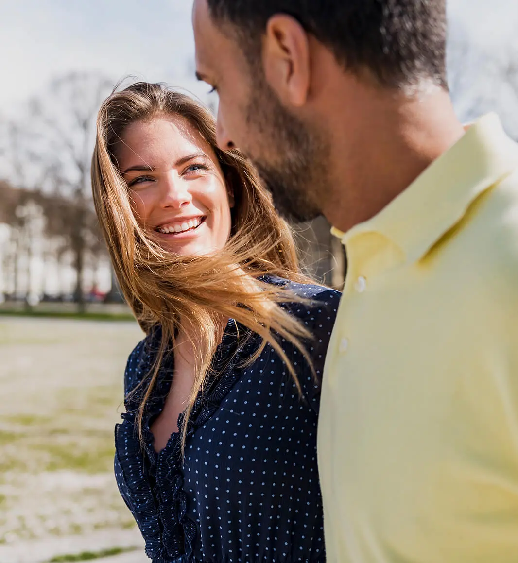 Glückliches Paar beim Spazieren nach der Untersuchung.