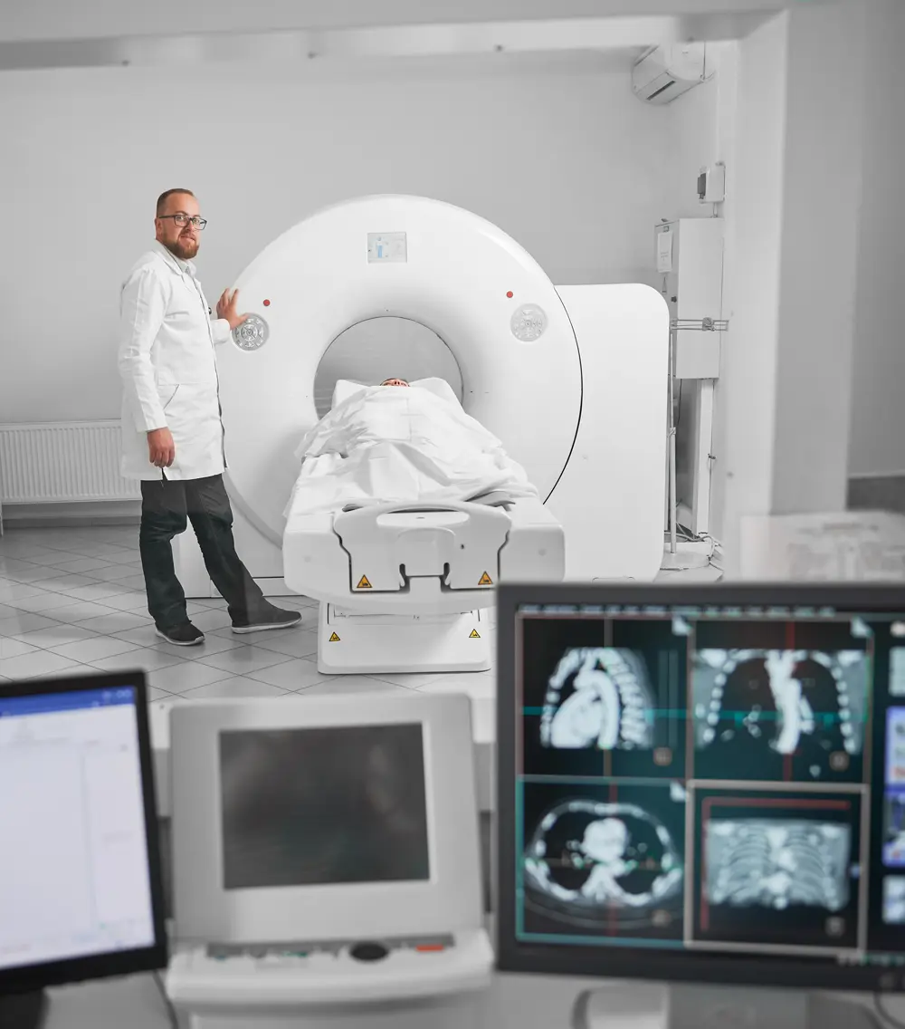 Patient im MRT zur Diagnostik von Prostatakrebs in der Urologie.