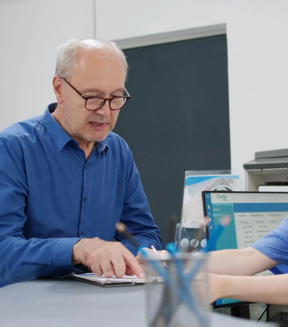 Mann im Gespräch bei der Hodenkrebs Untersuchung