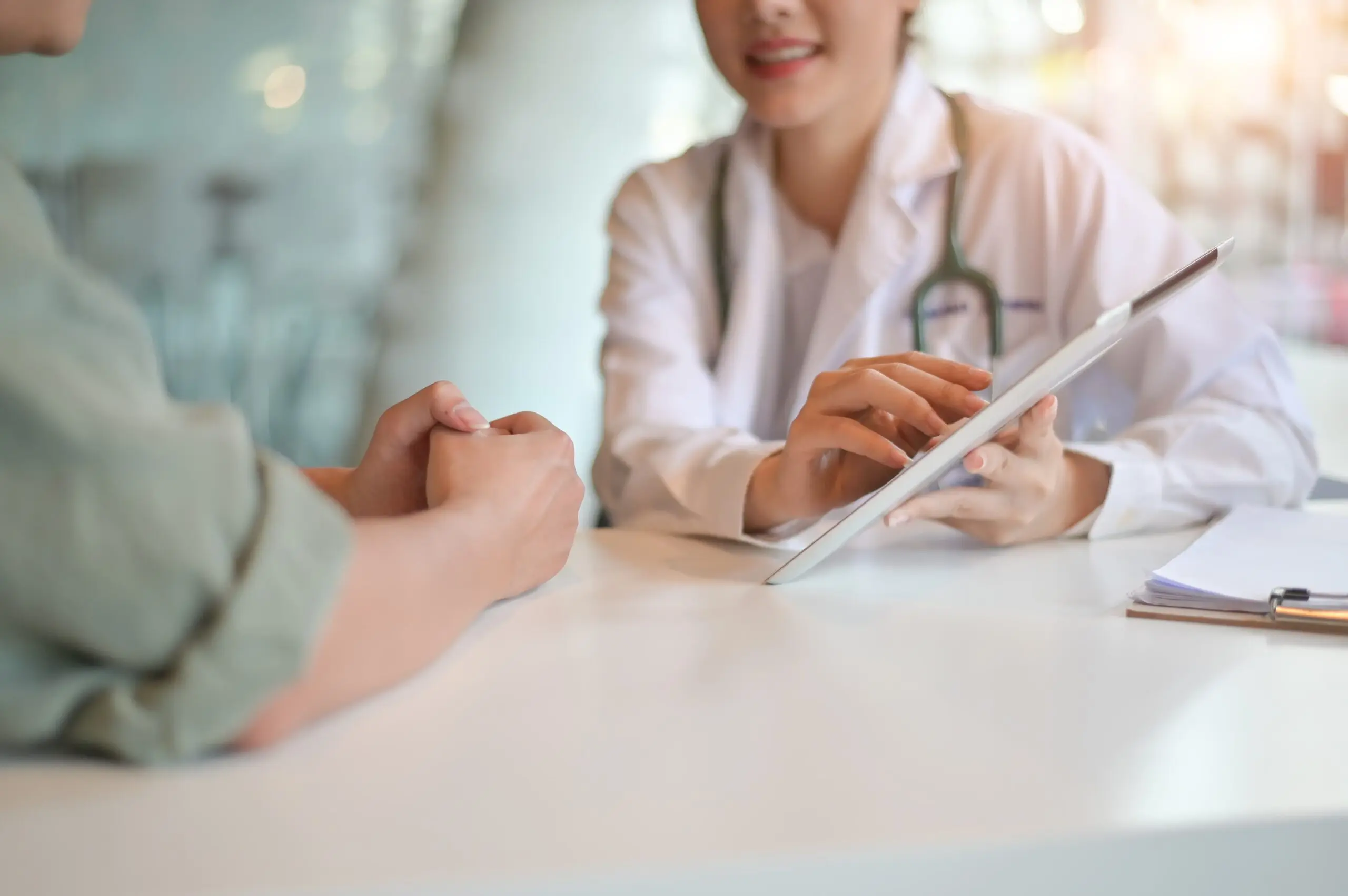 Ärztin erklärt Patient prostatakrebs im Persönlichen Gespräch